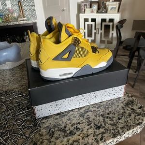 All Shoes 4  Sale 🤟🏾  Jordan 4s , 5s & 1s all size 9 close to brand new